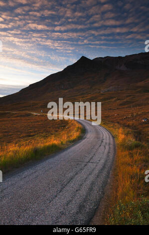 Straße durch Glen Torridon in der Dämmerung - Ross-Shire, Schottland. Diese Straße ist Teil der Route Nord Küste 500 fahren Stockfoto