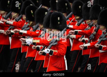 Truppen der Welsh Guards während der Colonel's Review, der letzten Probe der Trooping the Color Parade, im Zentrum von London. Stockfoto