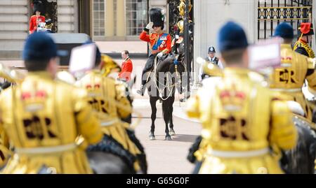 Der Prinz von Wales inspiziert Truppen vor dem Buckingham Palace im Zentrum von London während der Colonel's Review, der Abschlussprobe der Trooping the Color Parade. Stockfoto