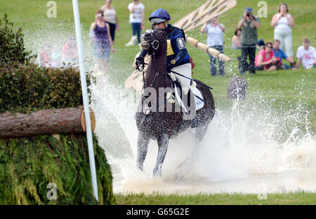 Zara Phillips auf ihrem Pferd Black Tuxedo weigert sich an einem der Wasserzäune während der Cross Country Section am dritten Tag des Equi-Trek Bramham International Horse Trials, im Bramham Park, Wetherby. Stockfoto