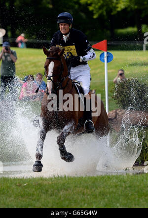 William Fox Pitt auf Chili Morning springt während der Cross Country Sektion am dritten Tag der Equi-Trek Bramham International Horse Trials im Bramham Park, Wetherby, auf einen der Wasserzäune. Stockfoto