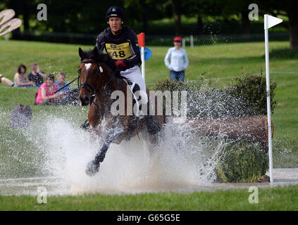 Alexander Peternell auf AP Not Landing springt während der Cross Country Sektion am dritten Tag der Equi-Trek Bramham International Horse Trials im Bramham Park, Wetherby, einen der Wasserzäune. Stockfoto