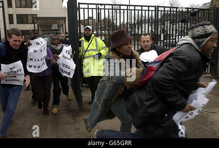 Demonstranten unter der Führung des Aktivisten Peter Tatchell durchbrechen die Tore am Lords Cricket Ground, St. John's Wood, London, und demonstrieren gegen Englands WM-Spiele in Simbabwe. * während sich heute Nachmittag Beamte des englischen und walesischen Cricket-Vorstandes treffen, um zu diskutieren, ob sie mit dem Regal boykottieren oder Schieß los., übernahmen Aktivisten die Bühne, von der aus sie ihre Entscheidung verkünden sollten. Es folgt auf ähnliche Demonstrationen gestern, als Anti-Robert-Mugabe-Demonstranten die Sicherheit übergriffen, um in die EZB-Büros einzudringen. Die EZB ist unter erheblichen Druck geraten, das Land aus Protest zu boykottieren Stockfoto