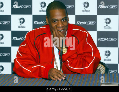 US-Rapper Jay-Z bei einer Fotoausstellung am Flughafen Stansted, um eine neue Reihe von maßgeschneiderten Reebok Trainern, die S.Carter Collection, zu lancieren. Stockfoto