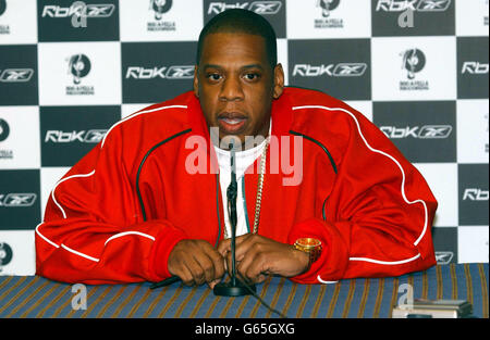 US-Rapper Jay-Z bei einer Fotoausstellung am Flughafen Stansted, um eine neue Reihe von maßgeschneiderten Reebok Trainern, die S.Carter Collection, zu lancieren. Stockfoto