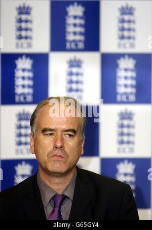 Tim Lamb, Chief Executive der EZB am Lords Cricket Ground in London. Die EZB kündigte an, dass das englische Cricket-Team während der bevorstehenden Cricket-Weltmeisterschaft in Simbabwe spielen werde, trotz politischer Bedenken hinsichtlich der Menschenrechtsbilanz von Präsident Mugabe. Stockfoto