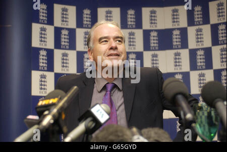 Tim Lamb, Chief Executive der EZB am Lords Cricket Ground in London. Die EZB kündigte an, dass das englische Cricket-Team während der bevorstehenden Cricket-Weltmeisterschaft in Simbabwe spielen werde, trotz politischer Bedenken hinsichtlich der Menschenrechtsbilanz von Präsident Mugabe. Stockfoto