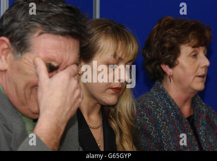 Die Eltern Ray und Wanda (rechts) und die Schwester Vanda der vermissten 21-jährigen Rachel Moran bei einer Pressekonferenz auf der Hull Polizeistation. Rachel wurde in den frühen Stunden des Neujahrstages vermisst, nach einer Nacht in Hull, wo sie lebt. * EINE größere Polizeidurchsuchungen wurde gestartet und Unterwasser-Teams fanden ihren Reisepass, ihre Handtasche mit ihrem Mobiltelefon und den angeblich am Wochenende als ihren Trainingsschuh gedachten Schuh. Stockfoto