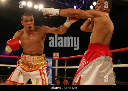 Chris Eubank Junior (links) bei seinem 8. Stoppage-Sieg über Tyan Booth in einem 8 Runden SuperMiddle Weight Kampf bei Glow im Bluewater, Kent. Stockfoto