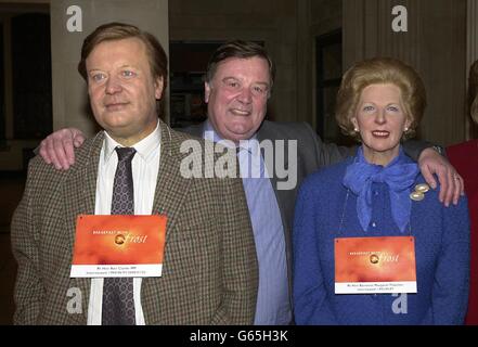 Der konservative Fomer-Minister Kenneth Clarke mit einem Tussauds Modell von sich selbst und der ehemaligen Premierministerin Margaret Thatcher bei einem Empfang in London, um den zehnten Jahrestag des BBC-Programms „Breakfast with Frost“ zu feiern. Stockfoto