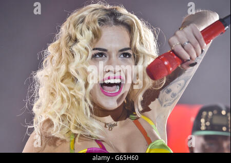 Sängerin Rita Ora tritt auf der Bühne auf der Rennbahn Newbury Racecourse auf. Stockfoto