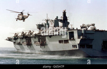 Der Flugzeugträger HMS Ocean startet während der Amphibienoperationen während der Übung Saif Sareea II, die von der LCU HMS Fearless vor Oman genommen wurde, ihre 6 Hubschrauber des Typs WS-61 Sea King Commando. Stockfoto