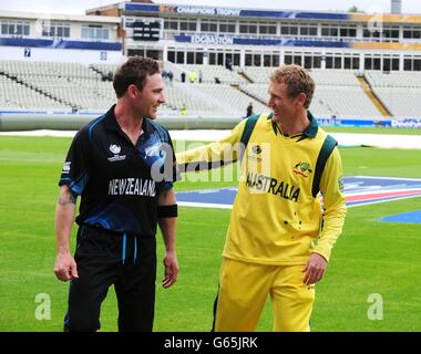 Der australische Kapitän George Bailey (rechts) und der neuseeländische Kapitän Brendon McCullum, nachdem das Spiel wegen Regen beim ICC Champions Trophy-Spiel in Edgbaston, Birmingham, abgefordert wurde. Stockfoto