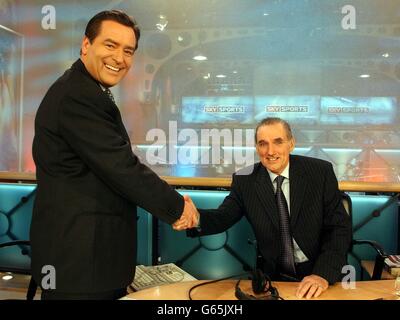 George Best (rechts) der ehemalige Fußballspieler von Manchester United und Nordirland mit Sky Sports-Fußballmoderator Jeff Stelling kehrte nach einer Lebertransplantation in die Sky Sports Studios in West London zurück. * der legendäre Zauberer des Flügels, war in den Studios auf dem Blackburn Rovers vs Manchester United Worthington Cup Semi-Final 2. Leg Spiel, im Ewood Park zu sommerieren. Stockfoto