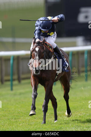 Pferderennen - 2013 Craven Meeting - Tag Zwei - Newmarket Racecourse. Blhadawa wird von Neil Callan auf dem Weg zum zweiten Platz in den NGK Spark Plugs E.B.F. gefahren Die Einsätze Der Jungfräulichen Stockfoto