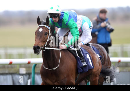 Pferderennen - 2013 Craven Meeting - Tag Zwei - Newmarket Racecourse. Mull of Killough, der von George Baker auf dem Weg zum Gewinn des Weatherbys Hamilton Insurance Earl of Sefton Stakes gefahren wird Stockfoto