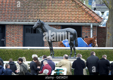 Pferderennen - 2013 Craven Meeting - Tag Zwei - Newmarket Racecourse. Eine Pferdestatue auf der Rennbahn von Newmarket Stockfoto