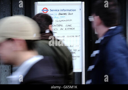 Pendler an der White City U-Bahn-Station sind nicht in der Lage, die Central Line in London zu benutzen, nachdem ein Zug an der Chancery Lane Station entgleist wurde und 32 Passagiere verletzt, wenn auch nicht ernsthaft. Stockfoto
