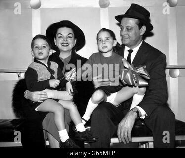 Die amerikanische Filmstar Judy Garland kam mit ihrem Mann, der Filmproduzentin Sidney Luft und den Kindern Lorna, vier und Joe, zwei, nach Southampton. Stockfoto