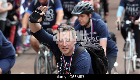 Radfahrer nehmen an der Heldenfahrt Teil, die der Hilfsorganisation Help for Heroes der Streitkräfte entlang der Mall im Zentrum von London zu Hilfe kommt. Stockfoto