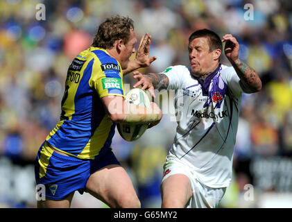 Warrington Wolves' Ben Westwood Palmen vor Salford City Reds' Ryan McGoldrick. Stockfoto