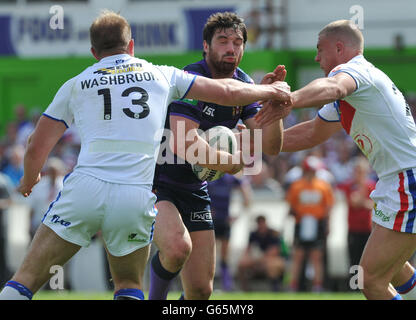 Matty Smith von Wigan Warriors wird von Danny Washbrook (links) von Wakefield Wildcats und Chris Annakin während des Super League-Spiels im Rapid Solicitors Stadium, Wakefield, angegangen. Stockfoto