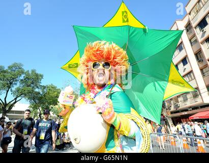 Fußball - International freundlich - Brasilien gegen England - Maracana Stadium. Ein brasilianischer Fan zeigt seine Unterstützung außerhalb der Maracana Stockfoto