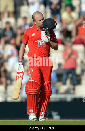 Der englische Jonathan Trott feiert beim zweiten One Day International beim Ageas Bowl in Southampton den 100. Rang. Stockfoto