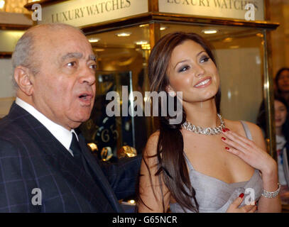 Harrods Besitzer Mohammed Al Fayed und Sänger Holly Valance während der Eröffnung des Harrods Winter Sale in Knightsbridge, London. Stockfoto