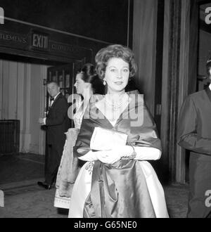 Die Schauspielerin Vivien Leigh kommt am Royal Opera House, Covent Garden, an, um an der ersten Nacht der Saison des Leningrader Kirov-Staatsballetts teilzunehmen. Stockfoto