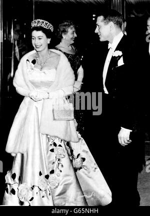 Queen Elizabeth II mit Sir Laurence Olivier, Produzent, Regisseur und Star von 'Richard III', das Ihre Majestät bei der Premiere des Films im Leicester Square Theatre zu sehen bekam. Dies ist Sir Laurence's dritte Shakespeare Präsentation und die Königin sah es auf ihren eigenen Wunsch. Stockfoto