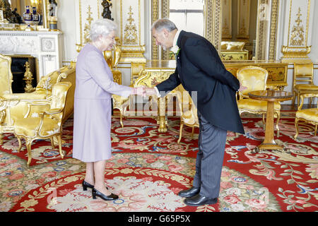 Queen Elizabeth II begrüßt Mitglieder der Worshipful Company of Gardeners im Throne Room im Buckingham Palace, London. Stockfoto