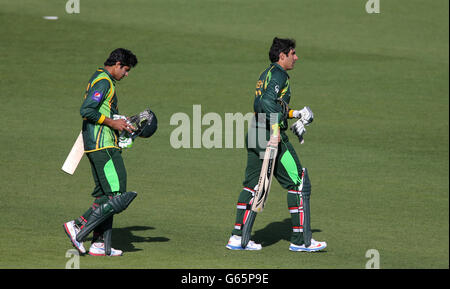 Cricket - ICC Champions Trophy - Warm Up Match - Pakistan gegen Südafrika - The Kia Oval. Die pakistanische Misbah ul Haq (rechts) und ihr Teamkollege Umar Amin gehen nach dem Sieg aus Stockfoto