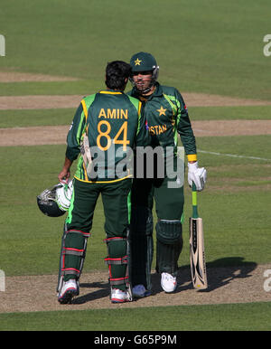 Pakistans Misbah ul Haq (rechts) feiert mit Teamkollege Umar Amin, der das Spiel während des ICC Champions Trophy, Warm Up Match im Kia Oval, London, gewann. Stockfoto