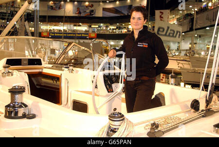 Die britische Bootsfrau Ellen MacArthur sitzt am Heck einer „Moody 47“-Yacht am Eröffnungstag der 49. Londoner Bootsschau im Earls Court, London. Stockfoto