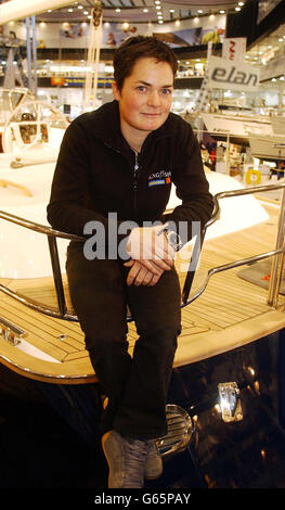 Die britische Bootsfrau Ellen MacArthur sitzt am Heck einer „Moody 47“-Yacht am Eröffnungstag der 49. Londoner Bootsschau im Earls Court, London. * 02/04/2003: Sie kündigte am Mittwoch, den 2. April 2003, ihre nächste große Herausforderung an - und wie so viele ihrer früheren Rekordgebote wird sie es alleine machen. MacArthur, die gezwungen war, ihren Versuch, den Rekord für die schnellste Nonstop-Umrundung der Welt im Februar zu brechen, zu stoppen, wird dieses Mal von Grund auf mit dem Bau ihres eigenen Bootes beginnen. Der 26-Jährige wird die Planung und den Bau eines 75-Fuß-Solo-Trimaran beaufsichtigen, an dem die Arbeiten stattfinden werden Stockfoto