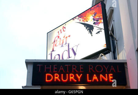 Das Schild vor der Theatre Royal Drury Lane in London zeigt die My Fair Lady. Stockfoto