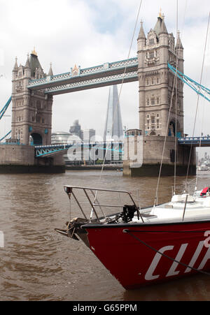 Der Londoner Bürgermeister Boris Johnson und Sir Robin Knox-Johnston bei der Ankündigung, dass London den Start und das Ziel der Ausgabe 2013-14 des Clipper Round the World Yacht Race ausrichten wird, während eines Fotoanrufs in London. Stockfoto