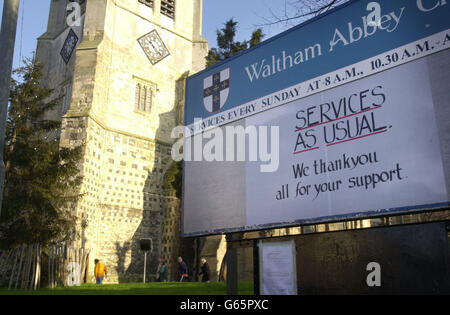 Kirchenbesucher kommen in der Waltham Abbey in Essex an, um einen Gottesdienst zu halten, nachdem ein Mann mit einer Axt am Freitag in die Kirche gegangen war, Statuen, eine Orgel und ein Buntglasfenster beschädigt und einen anderen Mann verletzt hatte. *..Martin Miles, ein 47-jähriger arbeitsloser Mann, soll vor Gericht erscheinen und beschuldigt werden, vorsätzlich verletzt und strafrechtlich geschädigt zu werden, was auf 2000 geschätzt wird. Stockfoto