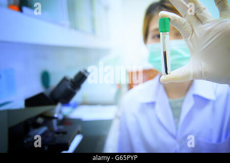 Blut Reagenzglas in Asien Arzt hand Stockfoto