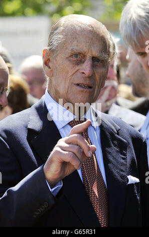 Der Herzog von Edinburgh bei einem Besuch zur Einweihung des neuen ständigen Heims der SS Robin im Royal Victoria Dock im Osten Londons, dem ältesten Dampfschiff der Welt, vierzig Jahre nachdem er die Kampagne zur Rettung der SS für die Nation begonnen hatte. Stockfoto