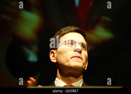 David Miliband, Staatsminister für Schulstandards, spricht auf der Nordenglischen Bildungskonferenz 2003 in Warrington. * Ansprache an die Konferenz Miliband sagte: Wir treffen uns heute zu einer besonderen Zeit - eine besondere Zeit für die öffentlichen Dienste, und eine besondere Zeit für die Nordengland-Konferenz. In den 100 Jahren dieser Konferenz wurden viele Themen diskutiert. Ein Thema sticht heraus: Service, und speziell Service für die Öffentlichkeit. Deshalb sollten wir heute innehalten, um den Grund zu grüßen, warum Sie hier sind - der ganzen Gemeinschaft zu dienen. Stockfoto