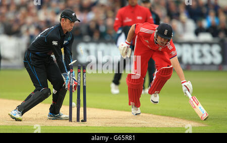 Cricket - Third NatWest One Day International - England - Neuseeland - Trent Bridge. Der englische Jonathan Trott überlebt einen Run-out-Versuch, als Neuseelands Wicket-Keeper Luke Ronchi die Segel abhebt Stockfoto