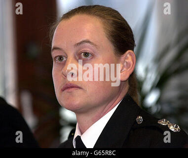 Julie King, Stationsleiterin der Crowborough Fire Station, während einer Pressekonferenz im Feuerwehrhauptquartier in Eastbourne, nach dem Tod des dienstausfallenden Feuerwehrmönders Alex Kent, 25. * Kent wurde getötet, als er versuchte, seinen Bruder Phil, 23, vor einem heftigen Feuer im Familienhaus in Crowborough, East Sussex, zu retten. Es wird angenommen, dass beide Brüder in einem Feuerball gefangen wurden, der durch das Haus riss. Alex wurde in einem hinteren Schlafzimmer im Obergeschoss des Hauses von Feuerwehrleuten aus seiner eigenen Station gefunden, die eilig zum Tatort kamen. Stockfoto