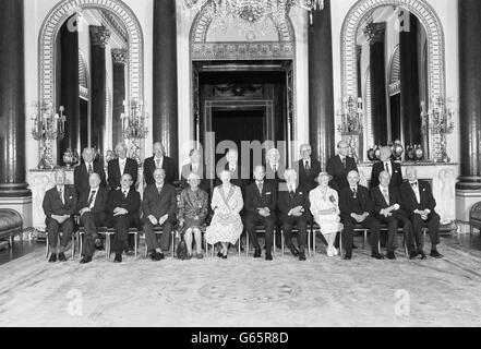 Die Königin mit Mitgliedern des Verdienstordens im Buckingham Palace, nach dem Ordensdienst in der Chapel Royal. Hintere Reihe (l-r): Sir Andrew Huxley, der Rev. Professor Owen Chadwick, Graham Greene, Dr. Frederick Sanger, Sir Yehudi Menuhin, Sir Frank Whittle, Sir Sidney Nolan, Gruppenkapitän Leonard Cheshire, Sir Frederick Ashton. Erste Reihe: (l-r) Lord Franks, Sir Ronald Syme, Sir Issiah Berlin, Lord Penney, Professor Dorothy Hodgkin, Die Königin, der Herzog von Edinburgh, Lord Zuckerman, Dame Veronica Wedgewood, Sir George Edwards, Sir Alan Hodgkin und Lord Todd. Stockfoto