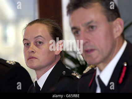 Julie King, Stationsleiterin der Crowborough Fire Station, mit dem Chief Fire Officer der East Sussex Fire Brigade, des Prichard, während der Pressekonferenz im Feuerwehrhauptquartier in Eastbourne, nach dem Tod des dienstausfallenden Feuerwehrmönders Alex Kent, 25. * Kent wurde getötet, als er versuchte, seinen Bruder Phil, 23, vor einem heftigen Feuer im Familienhaus in Crowborough, East Sussex, zu retten. Es wird angenommen, dass beide Brüder in einem Feuerball gefangen wurden, der durch das Haus riss. Alex wurde in einem hinteren Schlafzimmer im Obergeschoss des Hauses von Feuerwehrleuten aus seiner eigenen Station gefunden, die eilig zum Tatort kamen. Stockfoto