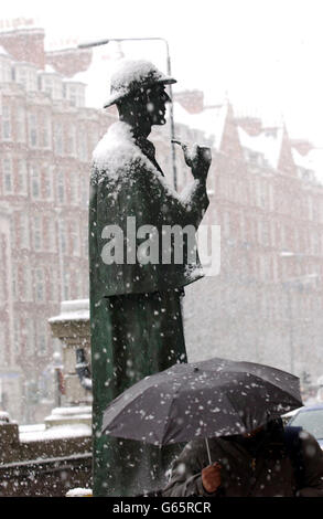 Die Statue von Sherlock Holmes vor der U-Bahnstation Baker Street in London. London hat in den letzten 24 Stunden einen starken Schneefall erlebt. In einer Nacht mit starkem Frost sanken die Temperaturen in Farnborough, Hampshire, * .. Und Hawarden im Nordosten von Wales auf minus 8C und in der Highland-Stadt Aviemore auf minus 16C. Stockfoto