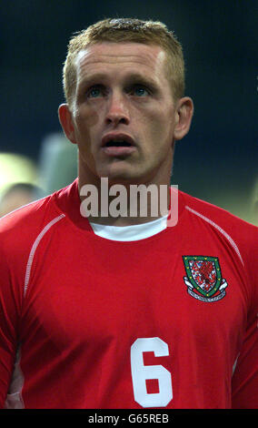 Mark Pembridge aus Wales vor dem Qualifikationsspiel zur EM 2004 gegen Italien im Millennium Stadium, Cardiff. Stockfoto