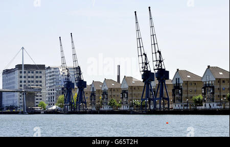 Eine allgemeine Ansicht der Wohnungen an den Royal Victoria Docks, im Osten Londons. Stockfoto