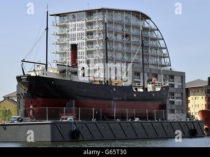 Ein Blick auf die SS Robin das älteste Dampfschiff der Welt in ihrer neuen Heimat in Royal Victoria Docks, Ost-London. Stockfoto